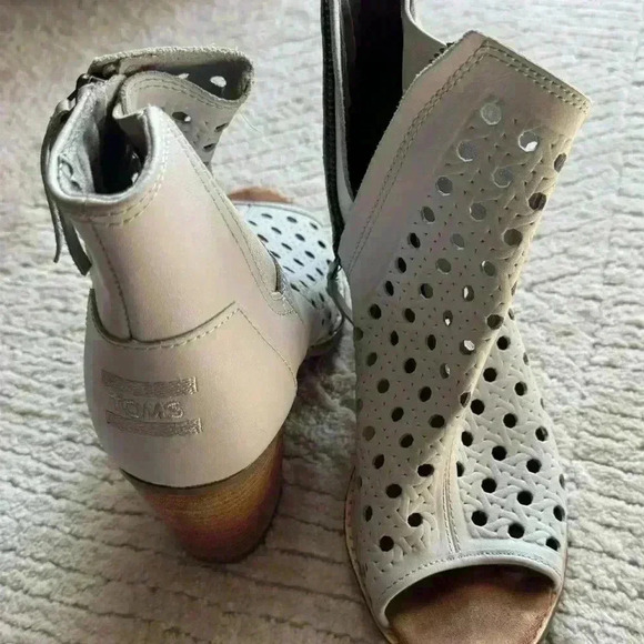 TOMS women's block heel Light gray breathable suede size 8.5 - Picture 7 of 7